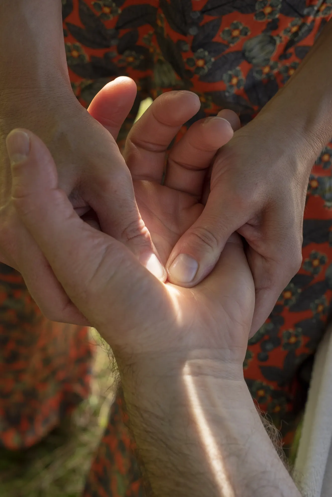 Massage de la main pendant un soin tête-mains-pieds