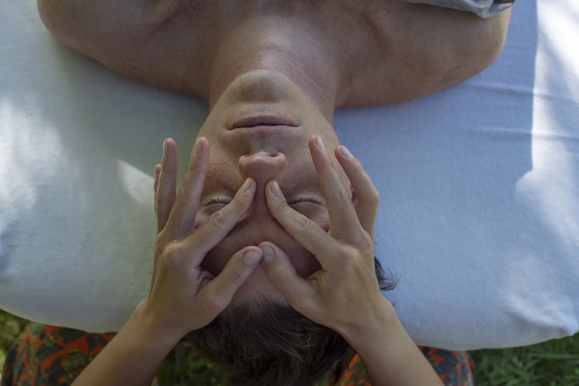 Rituel signature : massage du visage, les mains de part et d'autre du nez