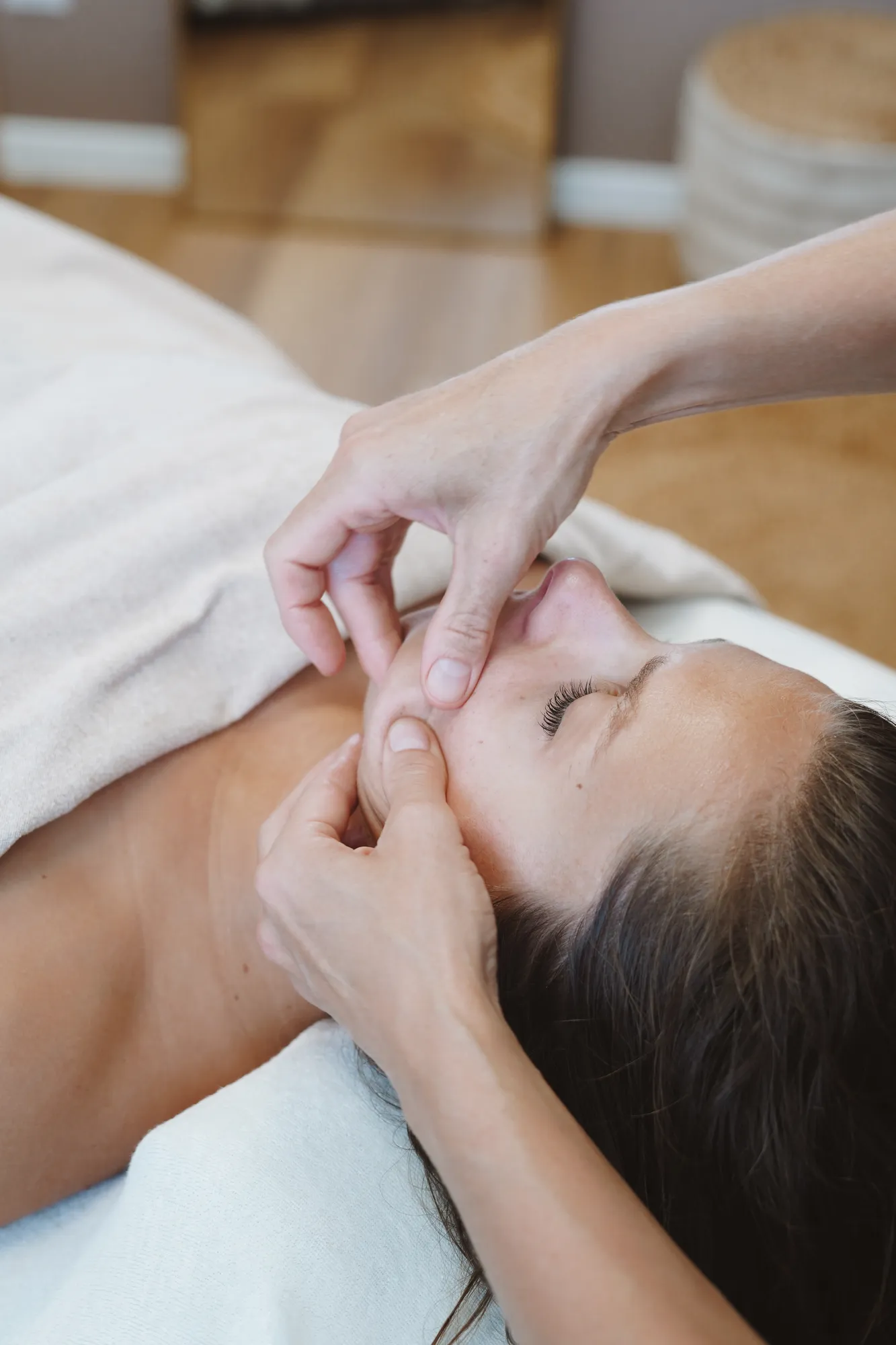Massage du visage à Soustons : les doigts d'Anaïs de part et d'autre du nez d'une cliente allongée